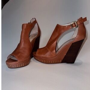 Vince Camuto Waylin3 Cognac Leather Studded Wedge Sandals Peep Toe Heels 8.5M